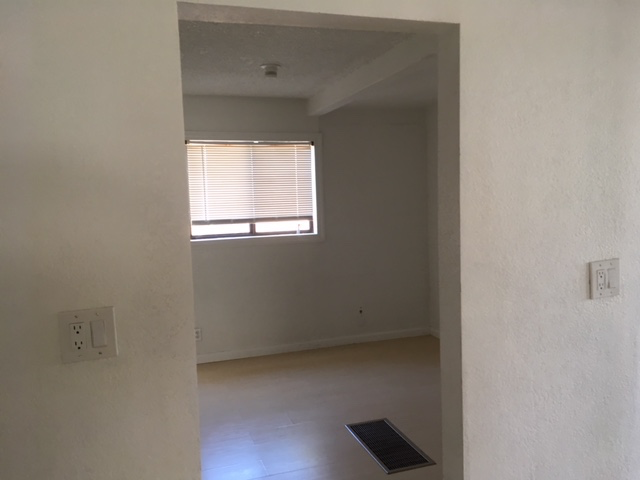 1118 N Yosemite Ave - Photo 5 of 18