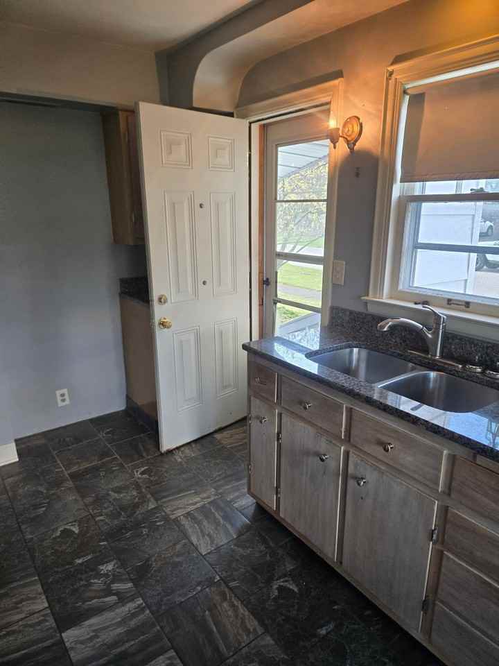 306 Hazelwood Ave Se - Photo 3 of 20