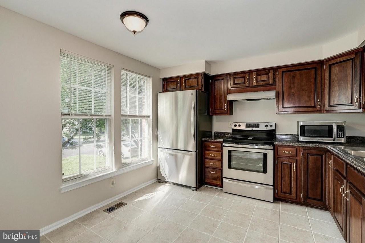 16934 Monmouth Ct - Photo 3 of 12