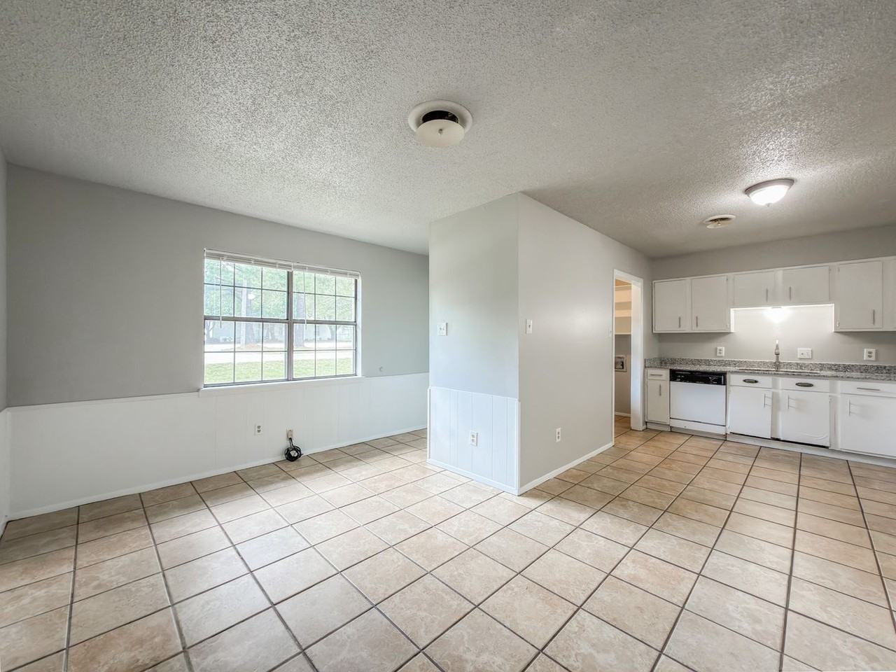 2802 Grinnell Ave - Photo 3 of 11