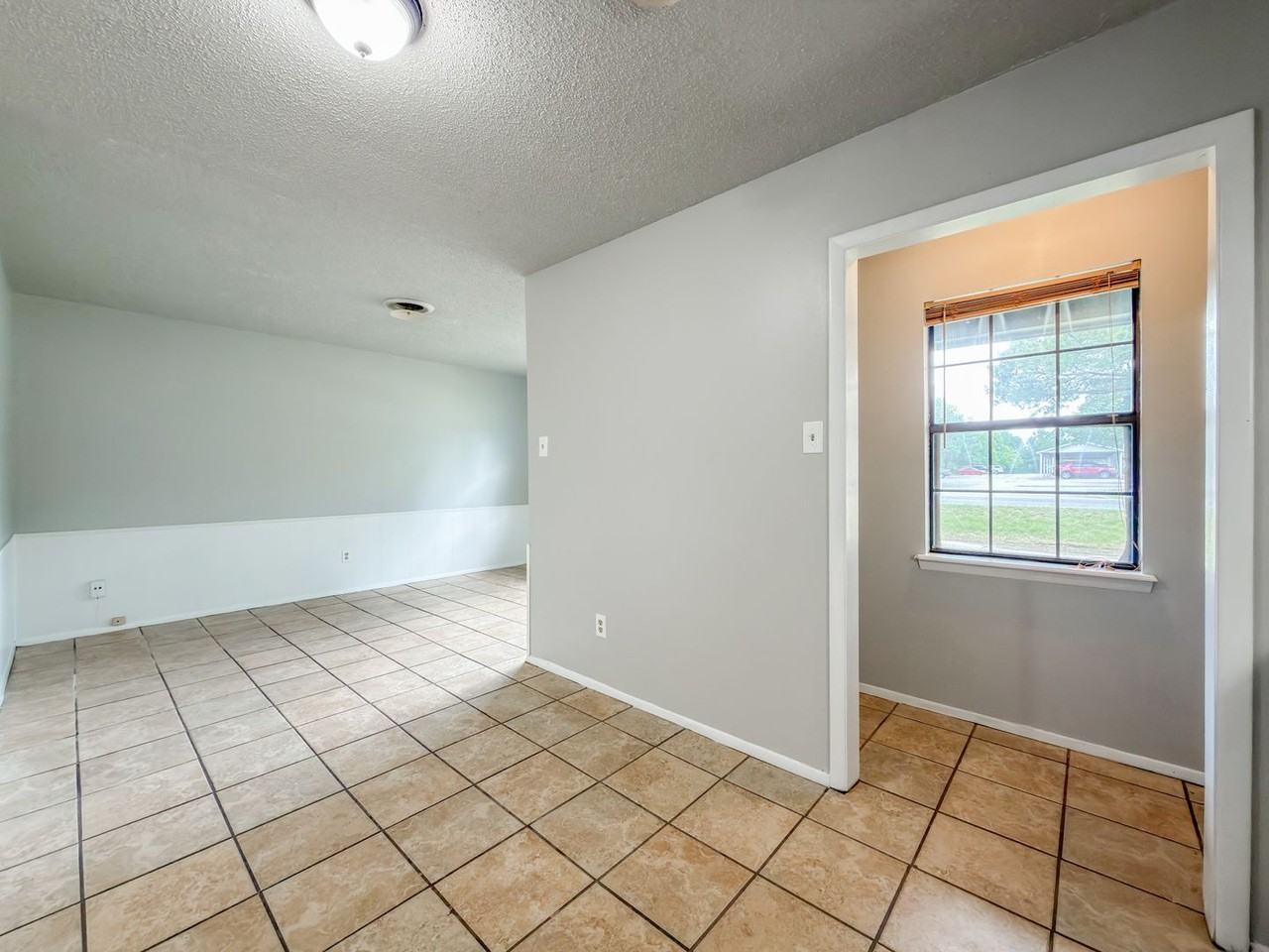 2802 Grinnell Ave - Photo 5 of 11