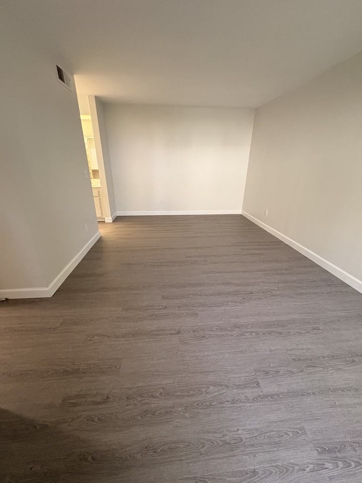 2079 Lakeridge Cir #104 - Photo 6 of 9