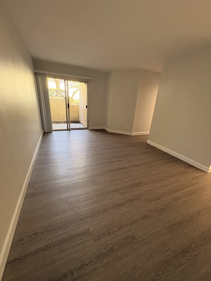 2079 Lakeridge Cir #104 - Photo 7 of 9