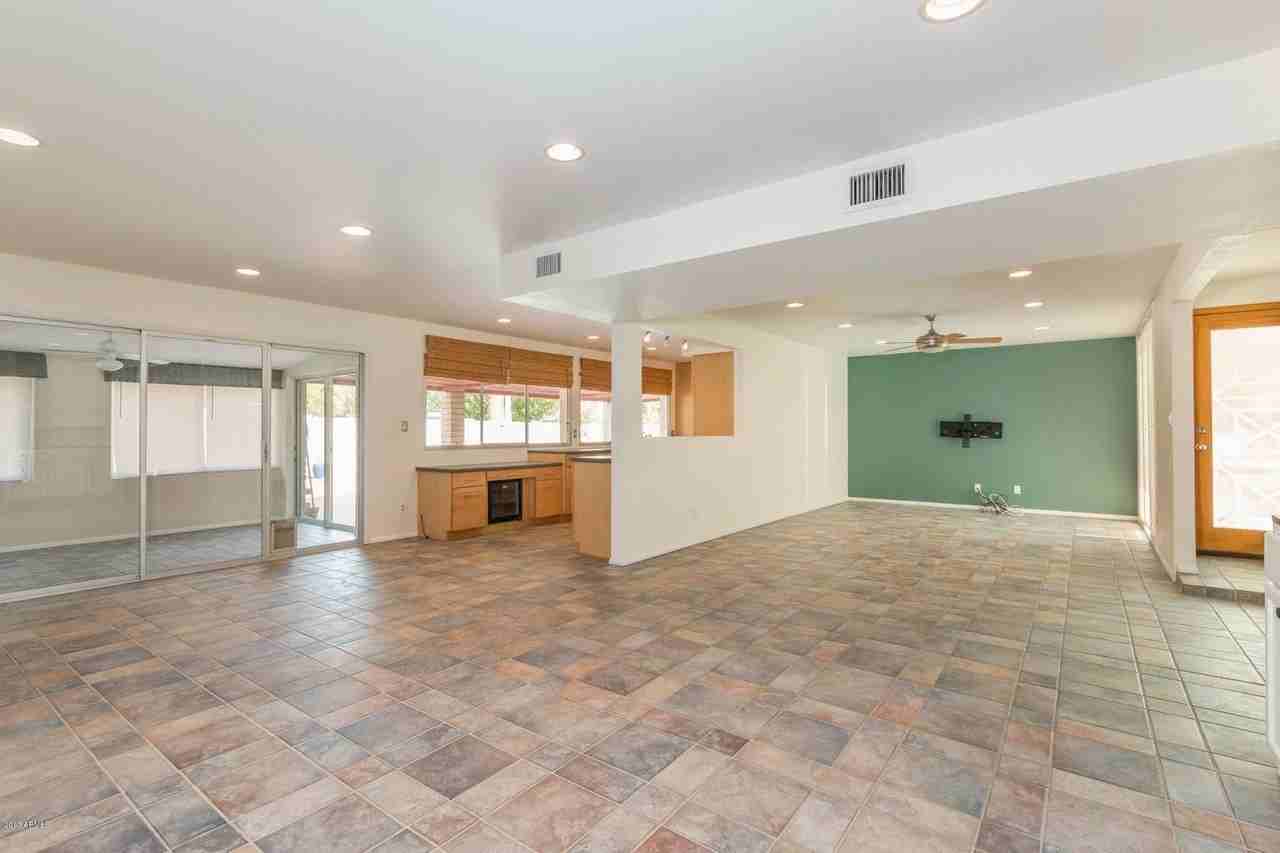 10832 N 38th St - Photo 5 of 19