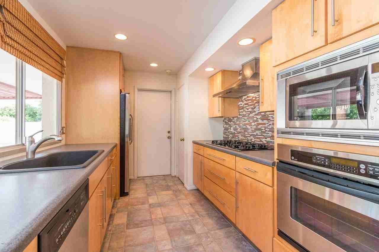 10832 N 38th St - Photo 7 of 19