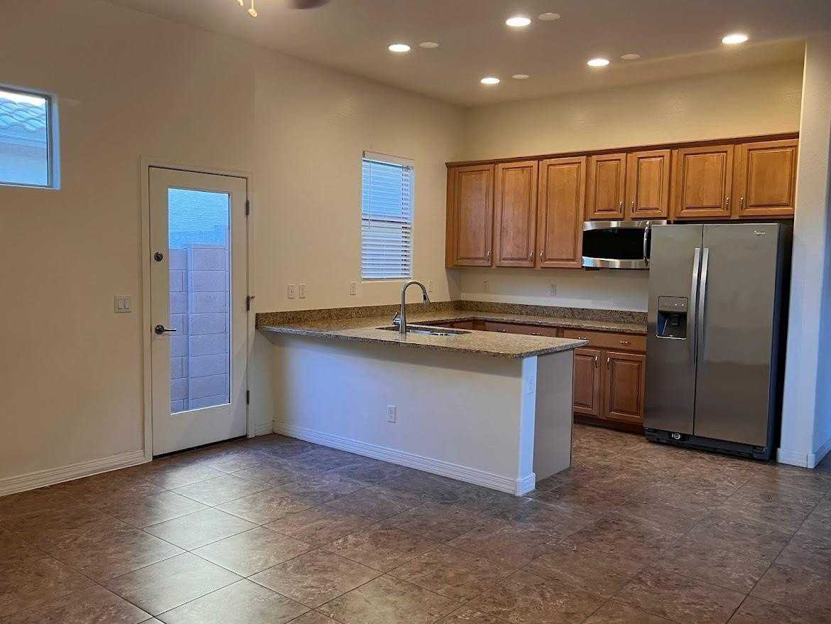 1133 E Buckingham Ave - Photo 3 of 33
