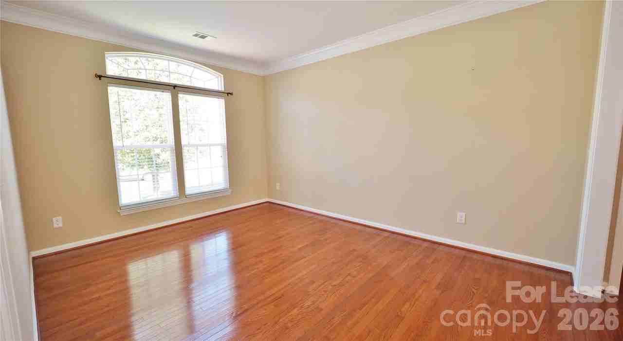 6860 Lakecrest Ct - Photo 7 of 27