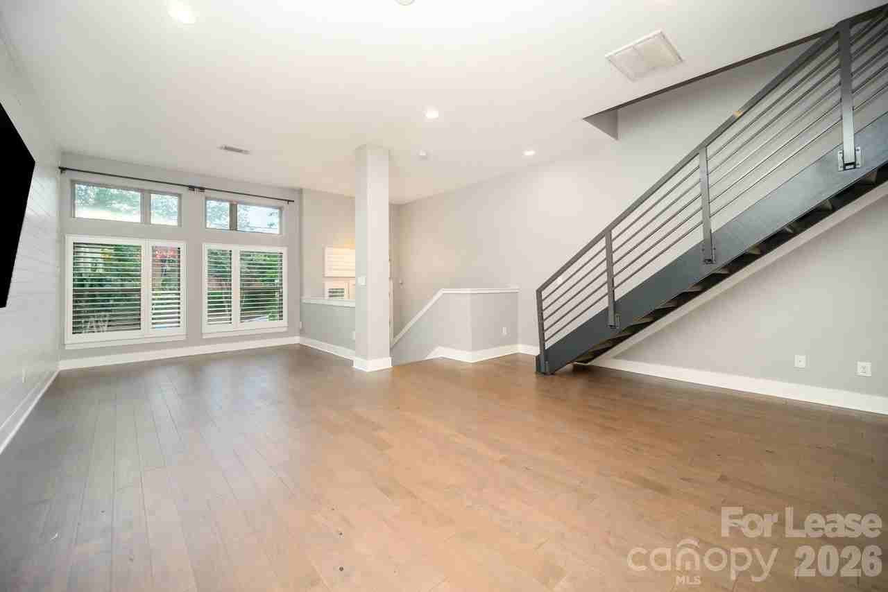 2006 Hawkins St - Photo 5 of 20