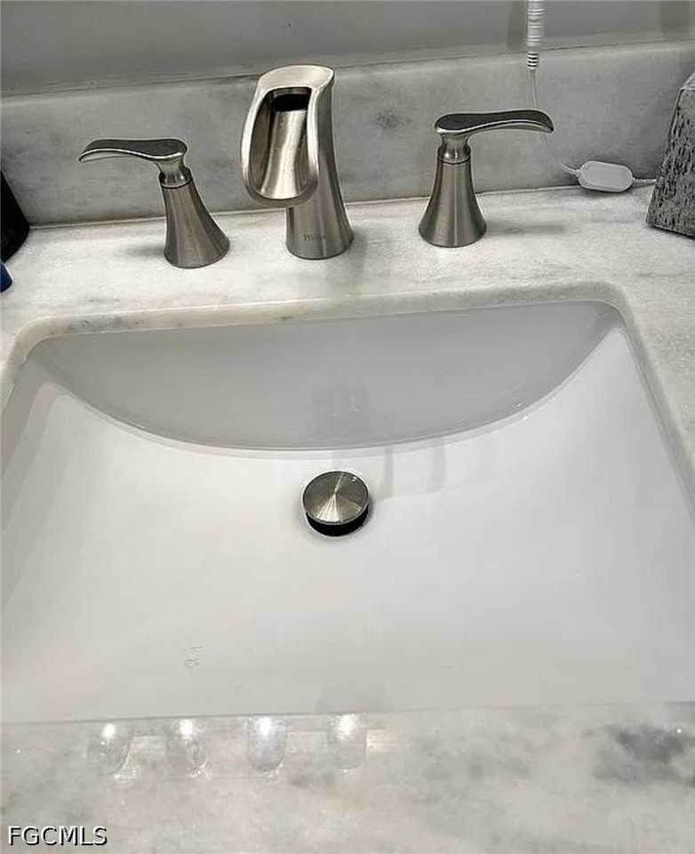 221 Nw 3rd Pl - Photo 4 of 21