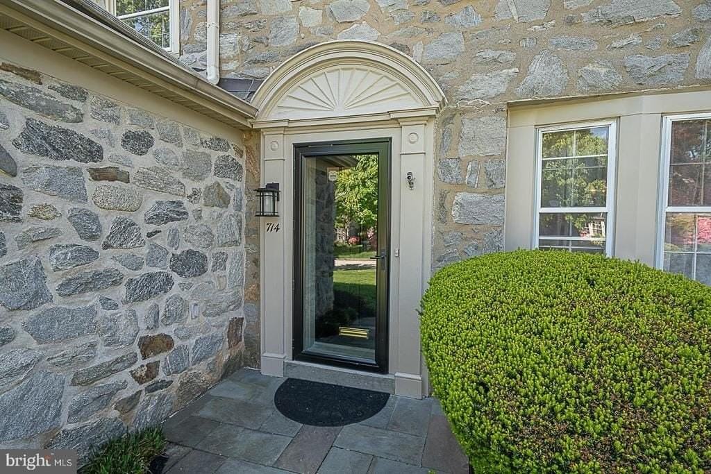 714 Greythorne Rd - Photo 2 of 42