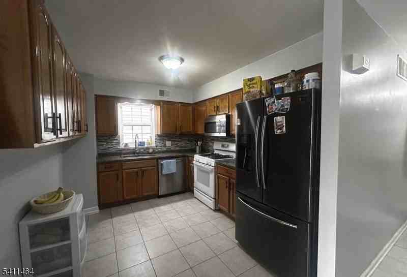 1031 E Grand St #2 - Photo 4 of 9