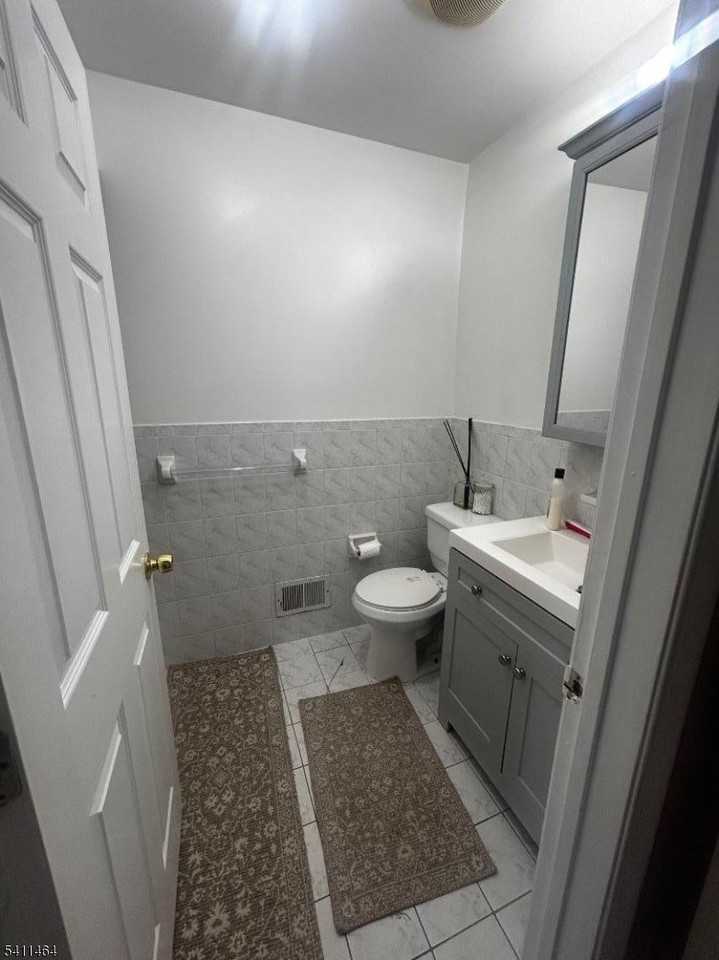 1031 E Grand St #2 - Photo 6 of 9