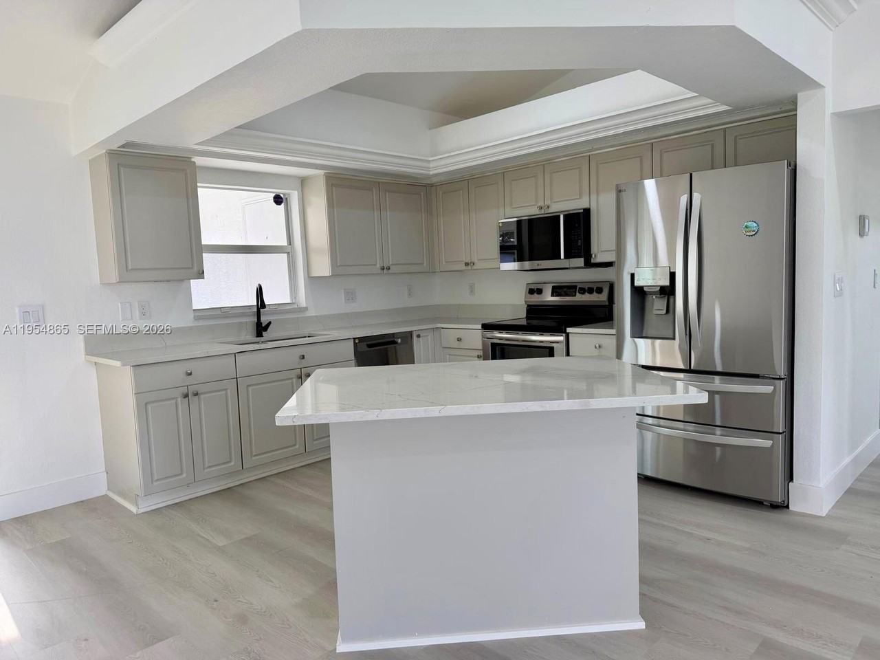 142 Sw 34th Pl - Photo 4 of 24