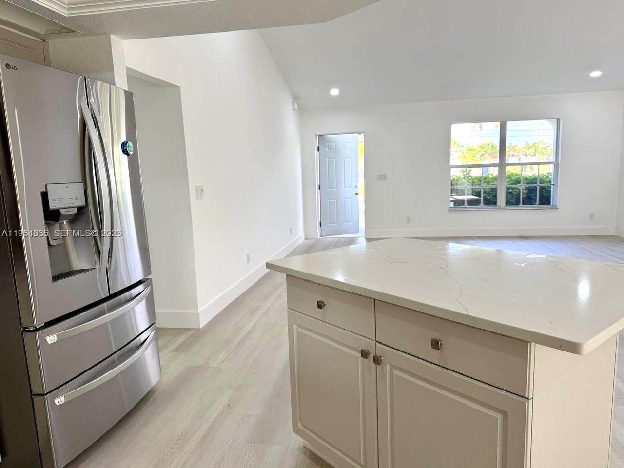 142 Sw 34th Pl - Photo 5 of 24