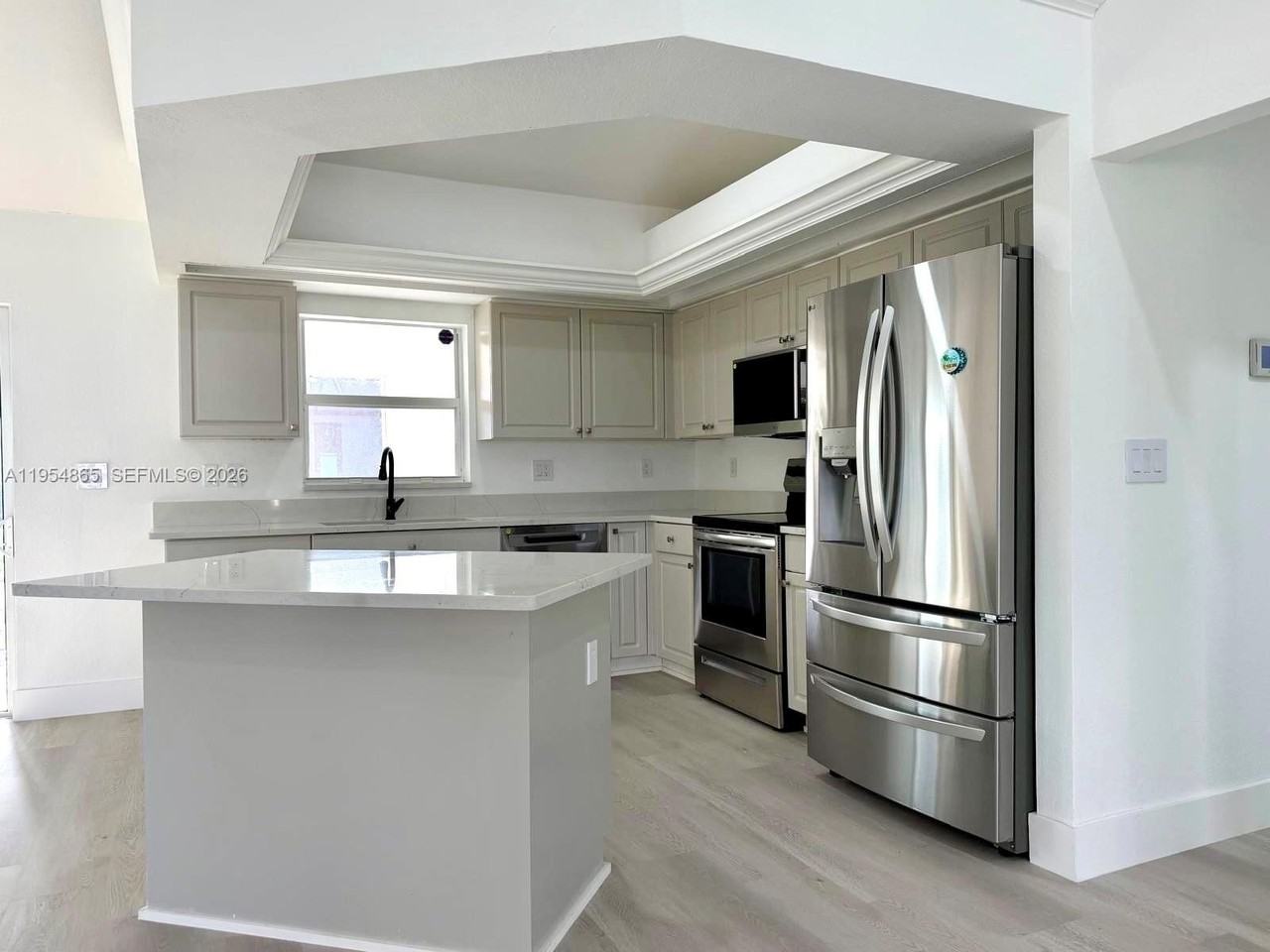 142 Sw 34th Pl - Photo 7 of 24