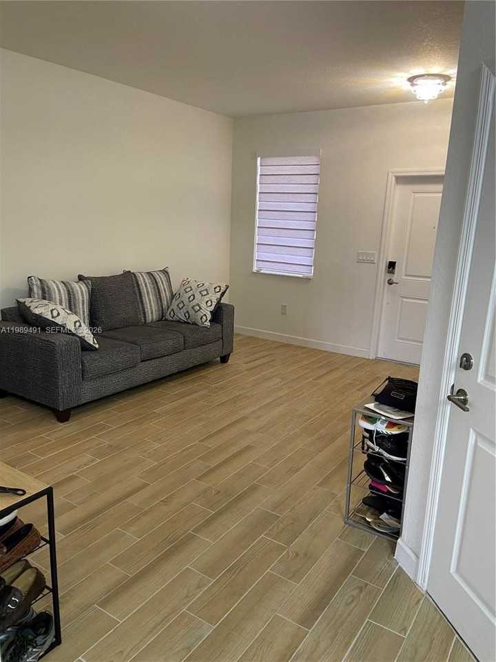 20548 Ne 5th Pl - Photo 5 of 18
