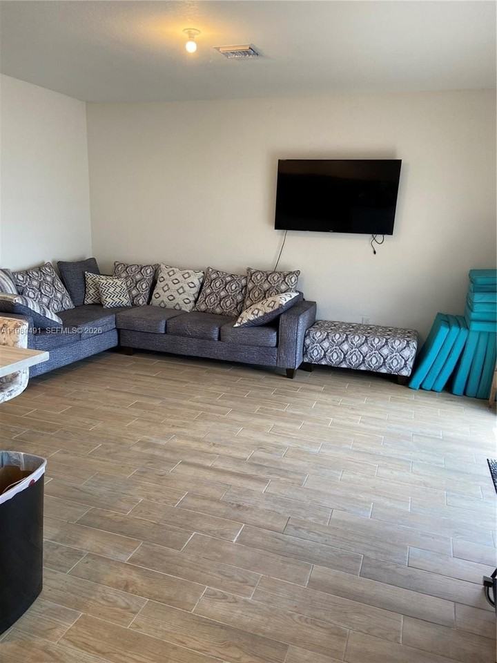 20548 Ne 5th Pl - Photo 6 of 18