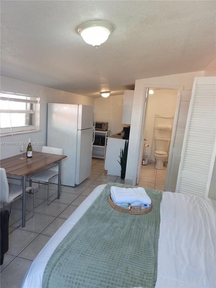 7121 Taft St #A - Photo 3 of 50