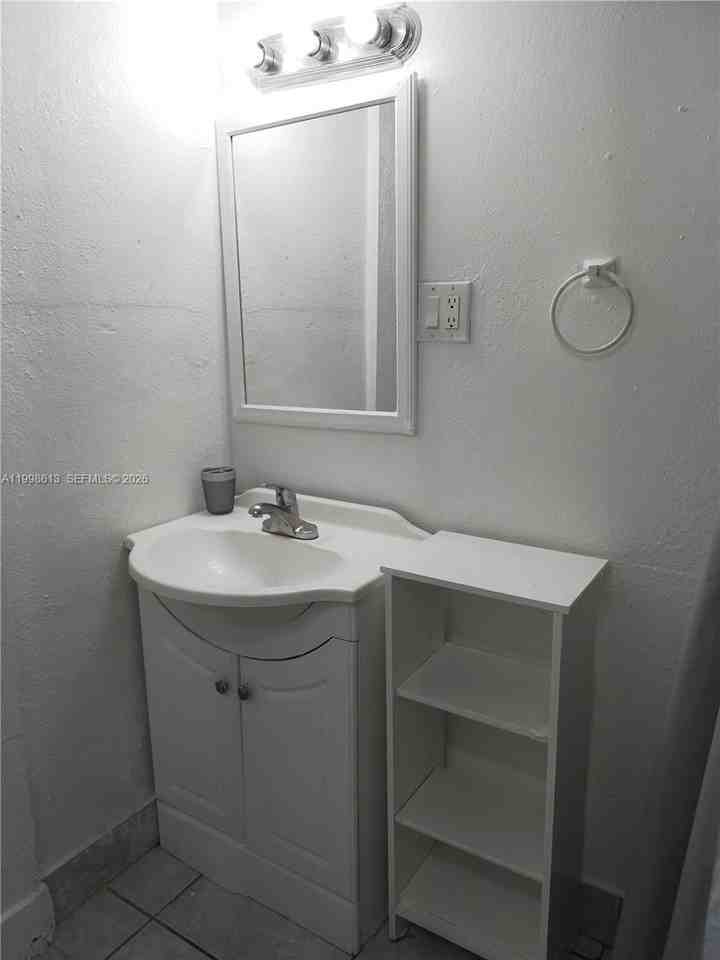 7121 Taft St #A - Photo 6 of 50