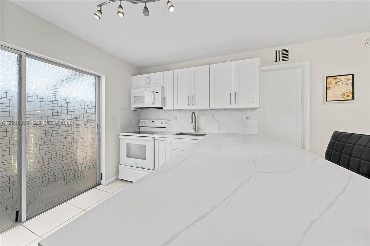 9011 Ne 4th Avenue Rd #9011 - Photo 5 of 30