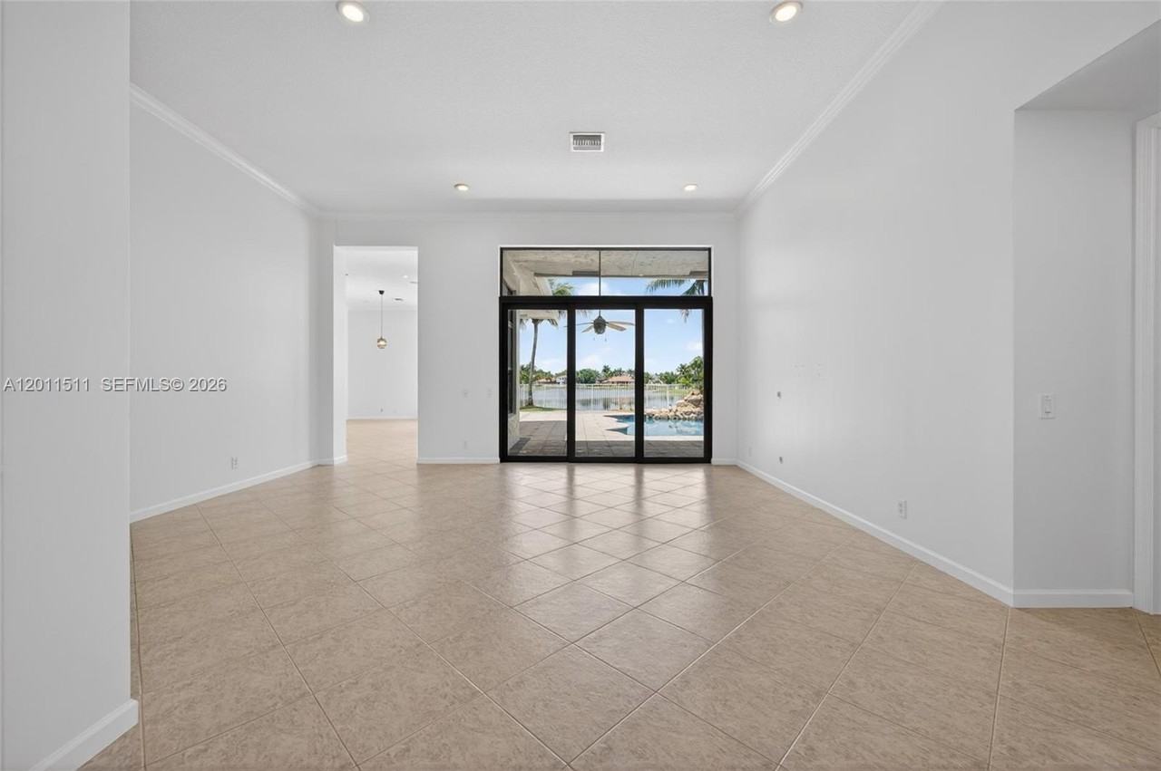 812 Regal Cove Rd - Photo 3 of 42