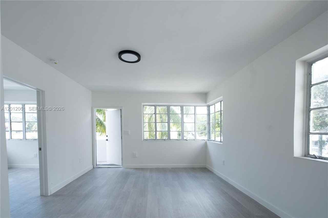 423 Ne 71st St #4 - Photo 4 of 17