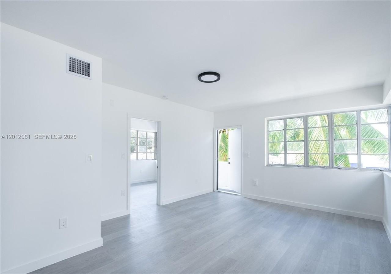 423 Ne 71st St #4 - Photo 5 of 17