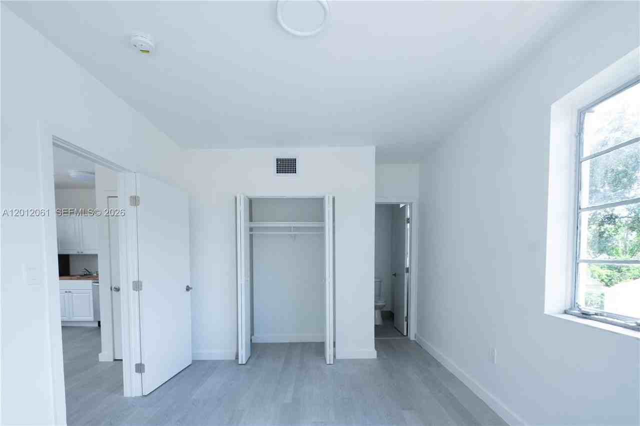 423 Ne 71st St #4 - Photo 6 of 17