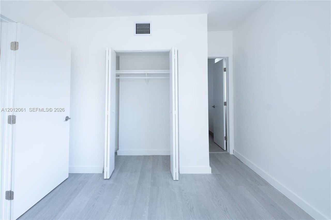423 Ne 71st St #4 - Photo 7 of 17