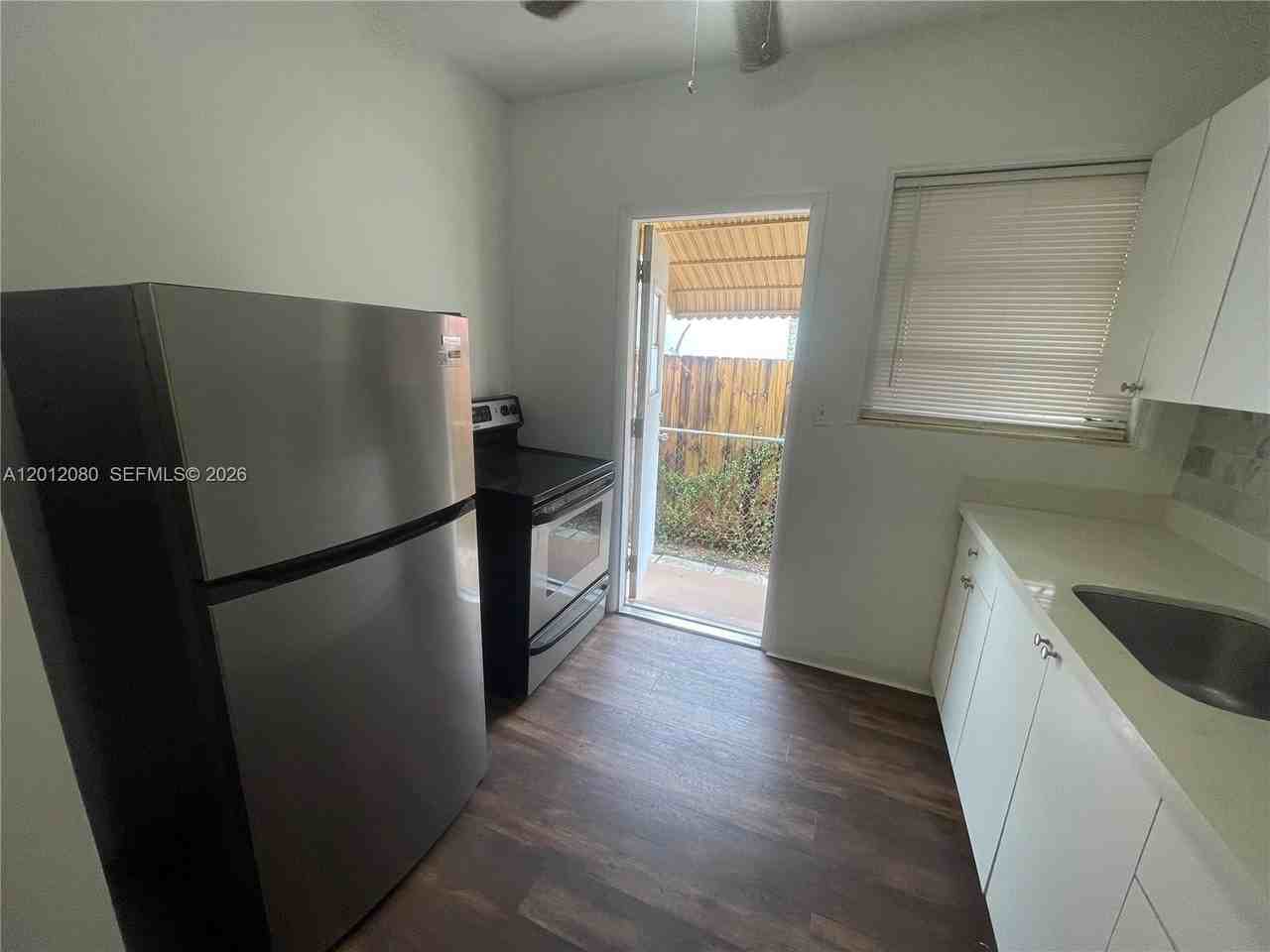 1644 Plunkett St #EAST - Photo 3 of 15