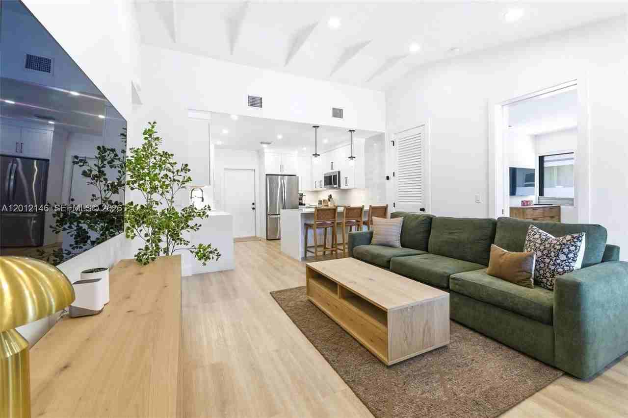 1248 Sw 32nd St - Photo 5 of 23