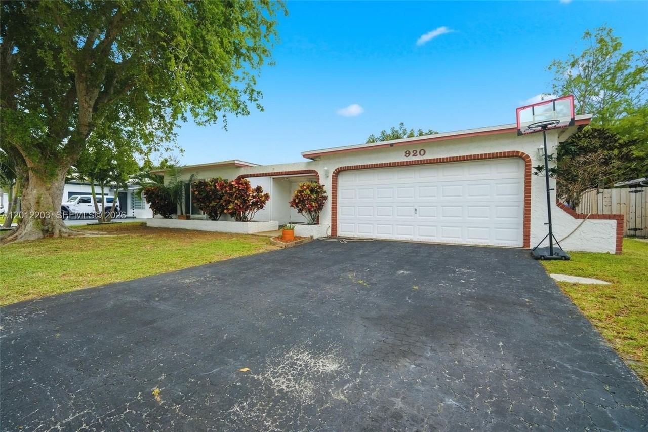 920 Nw 92nd Ave - Photo 2 of 37