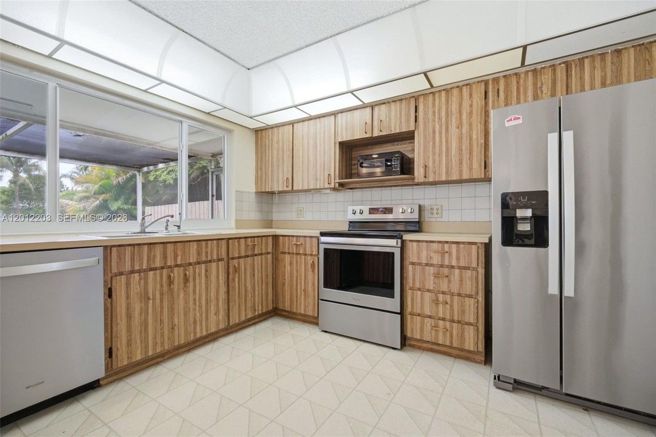 920 Nw 92nd Ave - Photo 3 of 37