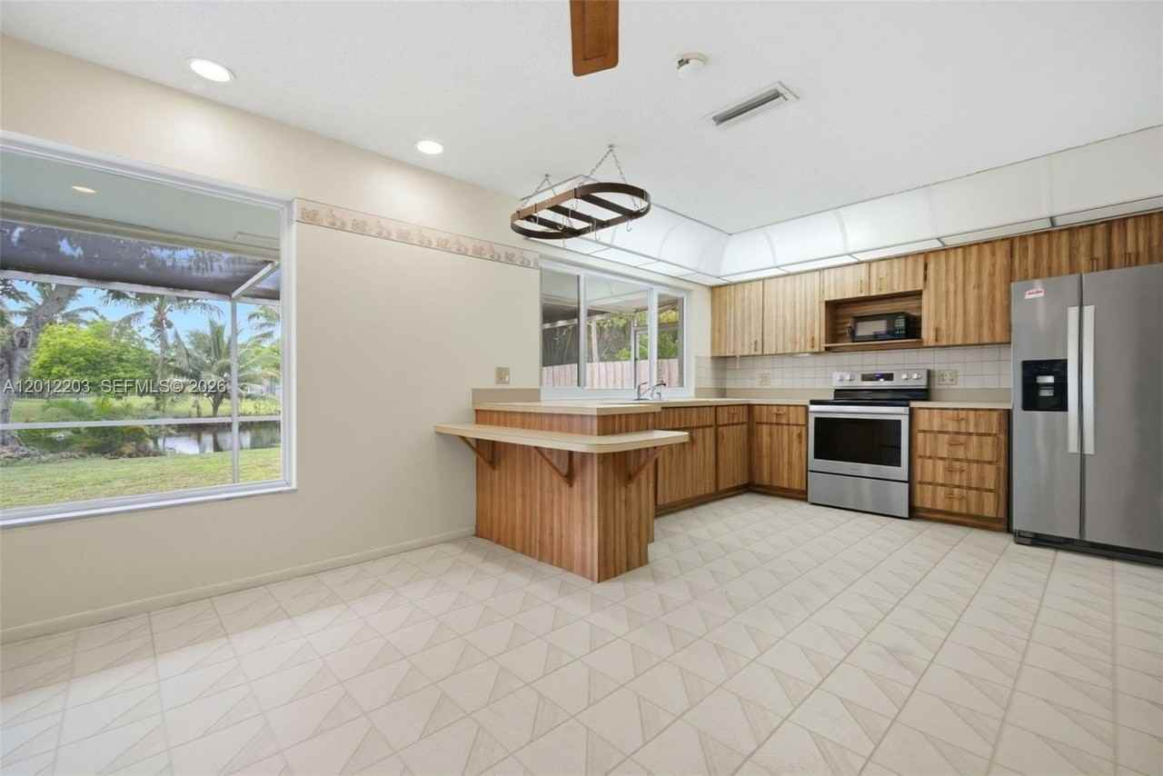 920 Nw 92nd Ave - Photo 5 of 37