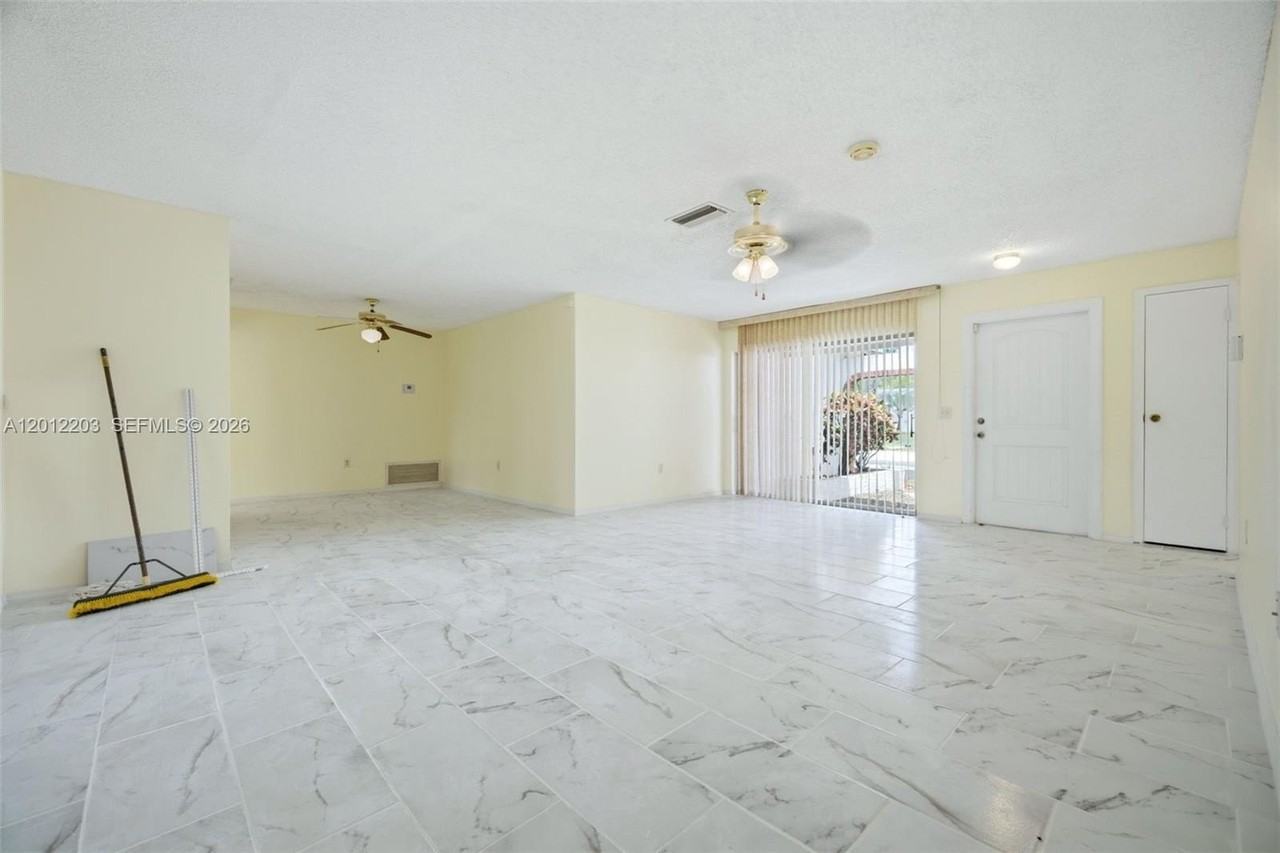 920 Nw 92nd Ave - Photo 6 of 37