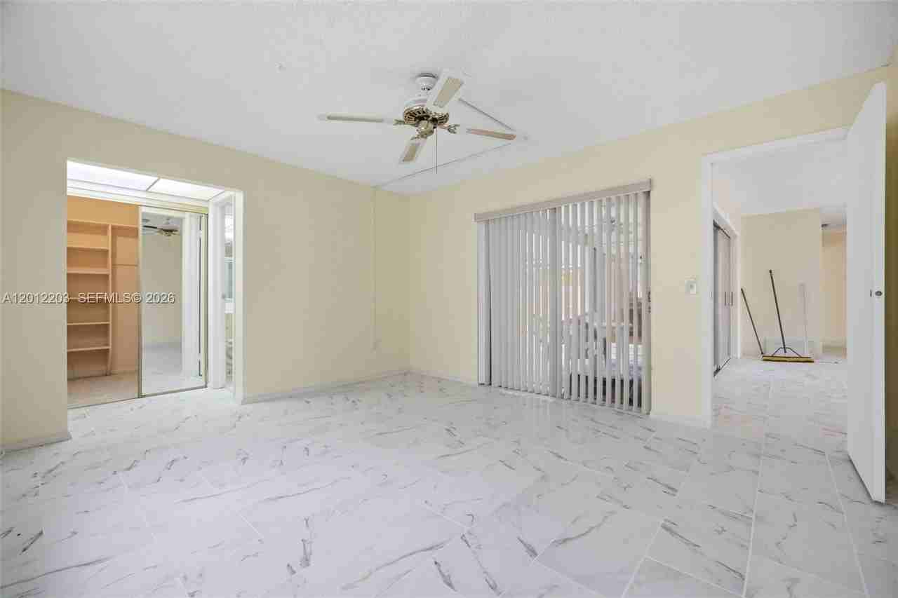920 Nw 92nd Ave - Photo 7 of 37