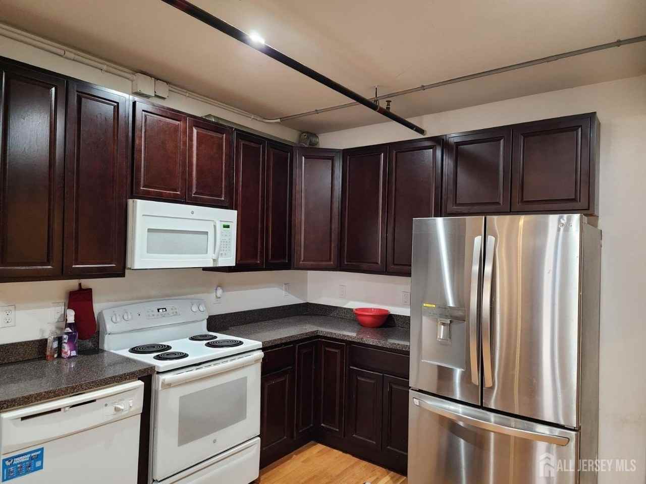 378 George St #201 - Photo 2 of 10