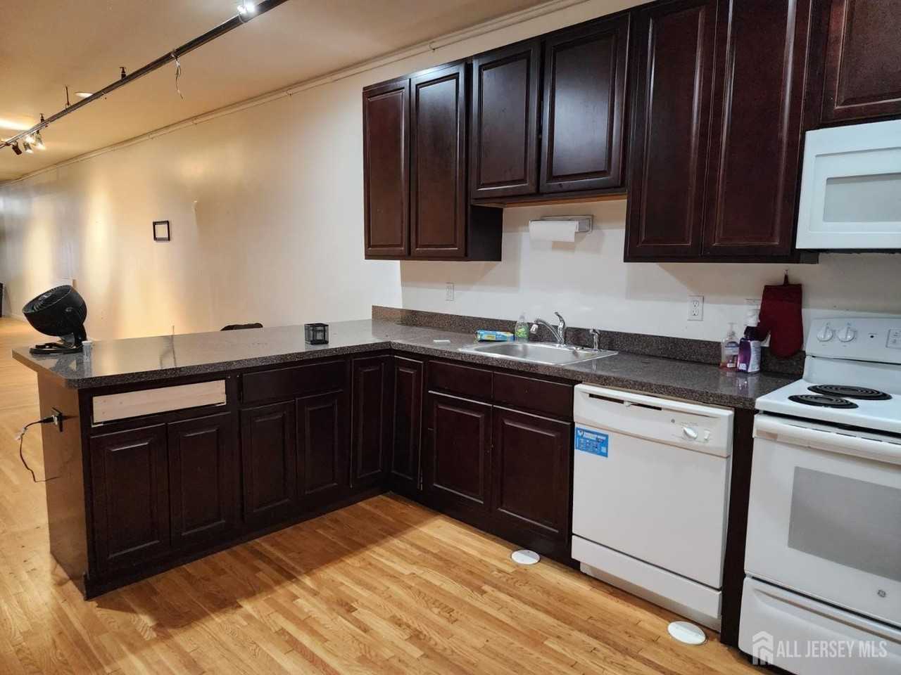 378 George St #201 - Photo 3 of 10