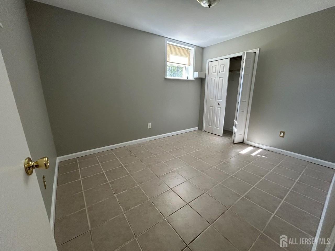 205 College Dr - Photo 4 of 10