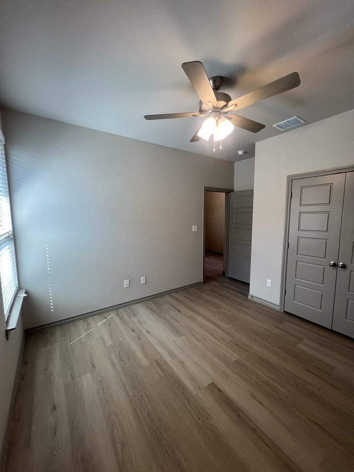 605 E 13th St #1 - Photo 4 of 11