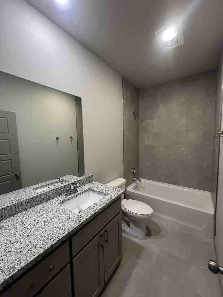 605 E 13th St #1 - Photo 5 of 11