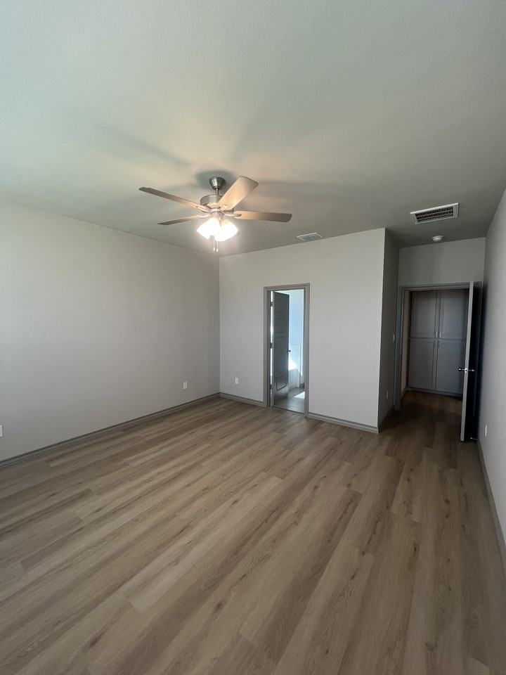 605 E 13th St #1 - Photo 7 of 11