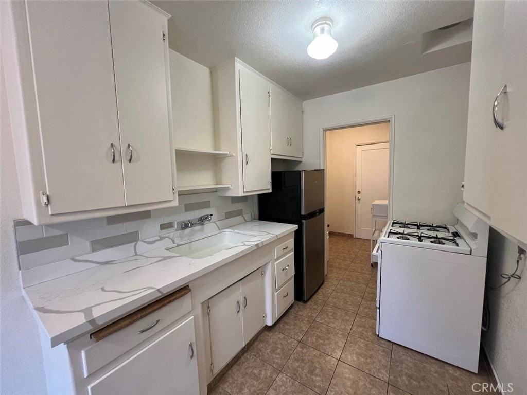 6718 Comet St - Photo 4 of 11