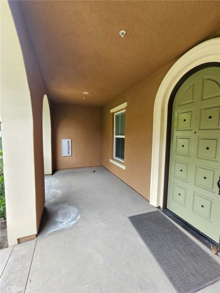 732 E Valencia St - Photo 3 of 31