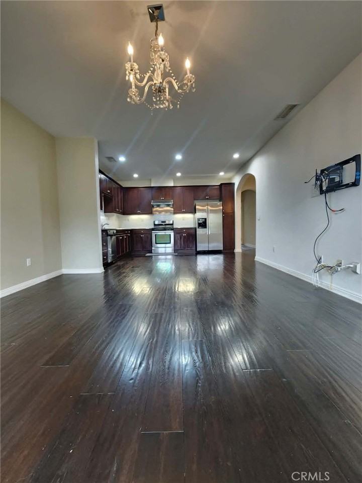732 E Valencia St - Photo 4 of 31