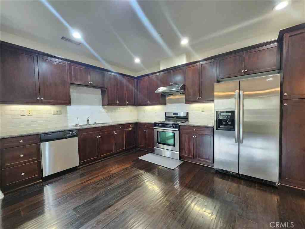 732 E Valencia St - Photo 5 of 31