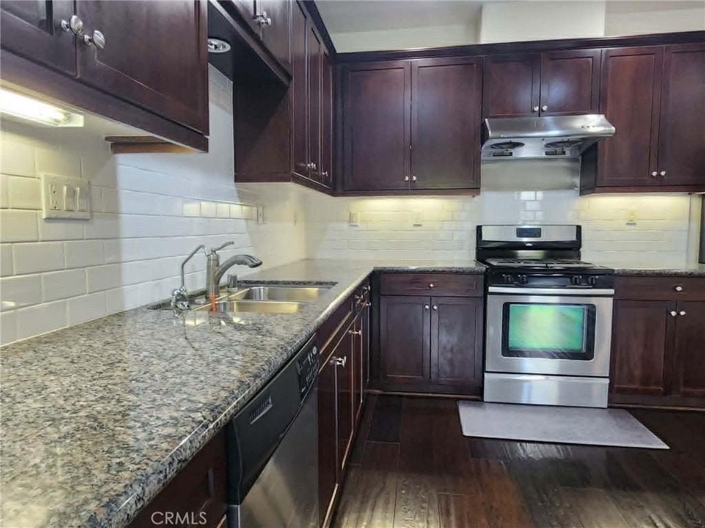 732 E Valencia St - Photo 6 of 31