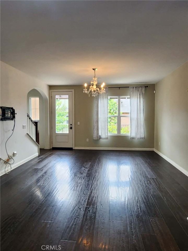 732 E Valencia St - Photo 7 of 31