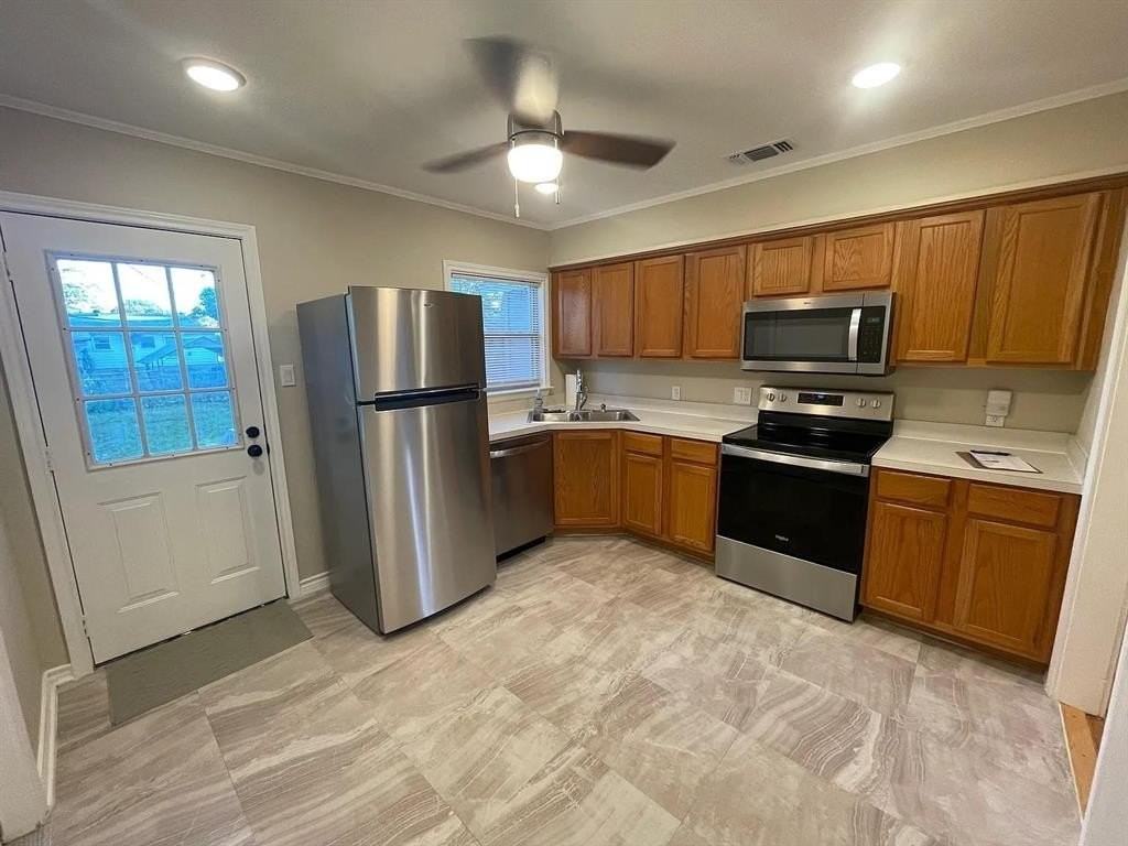 805 20th St - Photo 4 of 13