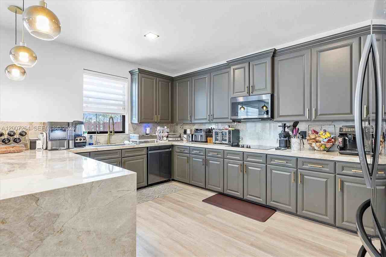 9830 Nw 86th Ter - Photo 5 of 8